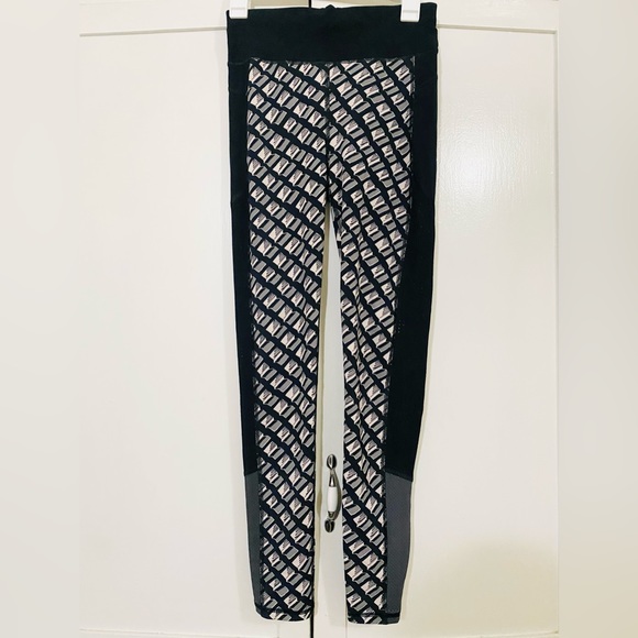 Sweaty Betty London The Zero Gravity Leggings - Picture 3 of 5